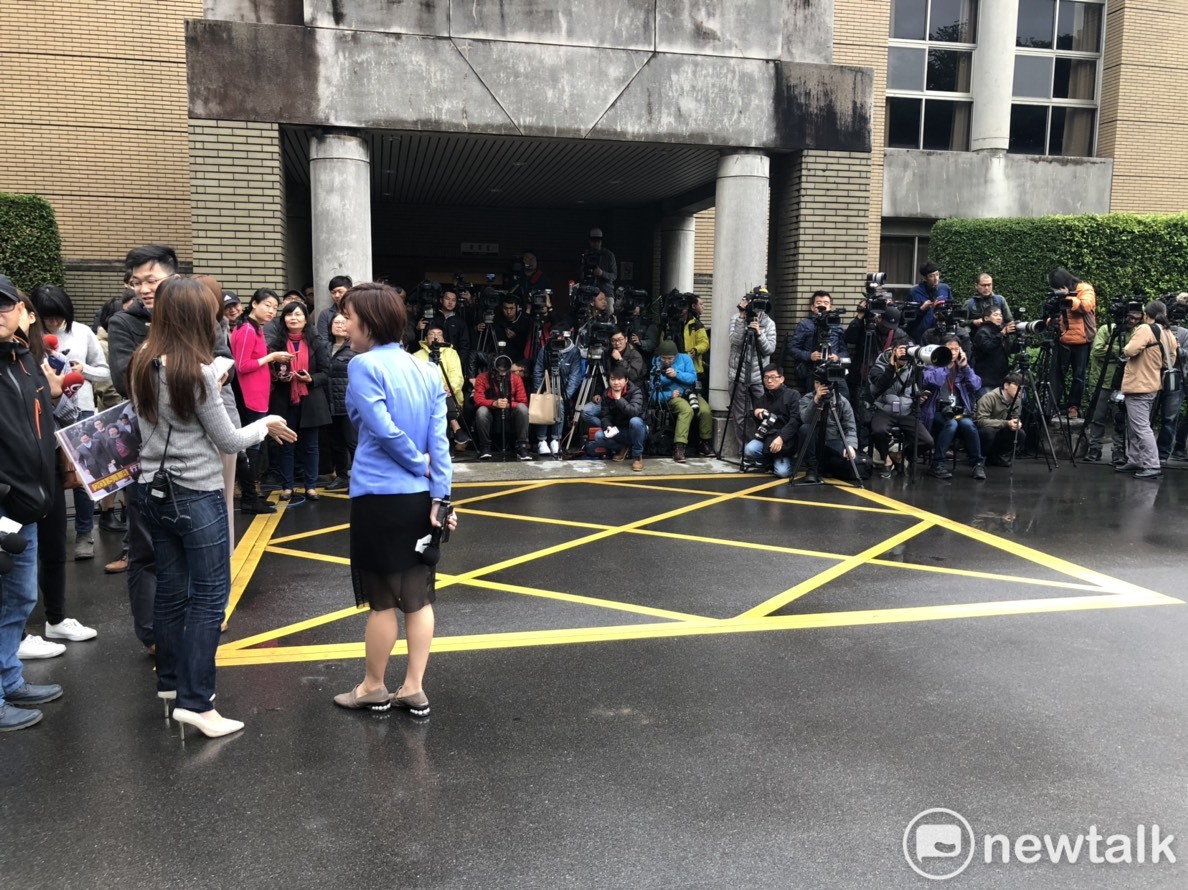 六都新市長今（27）日首次列席行政院會，但到場和離場都沒接受記者採訪，甚至違背原先承諾，讓媒體大陣仗在政院廣場苦等2.5小時。 圖：謝莉慧/攝