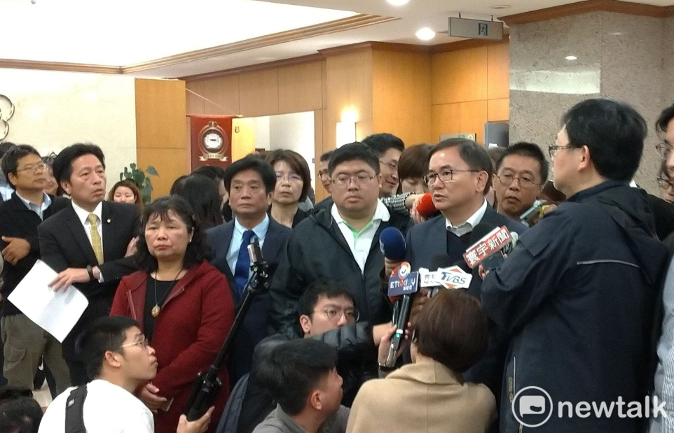 高志鵬今天召開記者會，綠委到場相挺！ 圖：陳佩君／攝