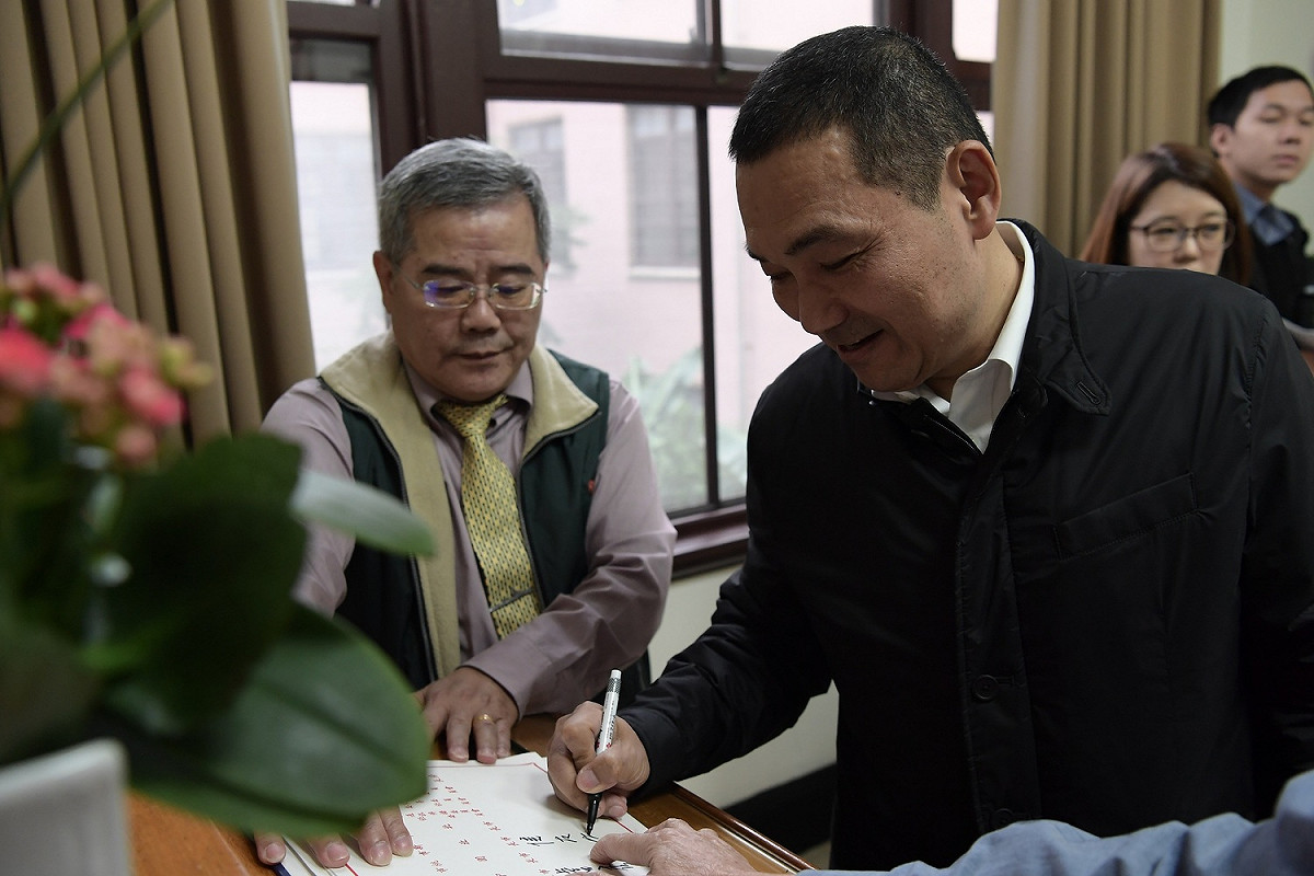 新北市長侯友宜上任後首次出席行政院院會，會前先報到簽名。 圖 : 行政院／提供