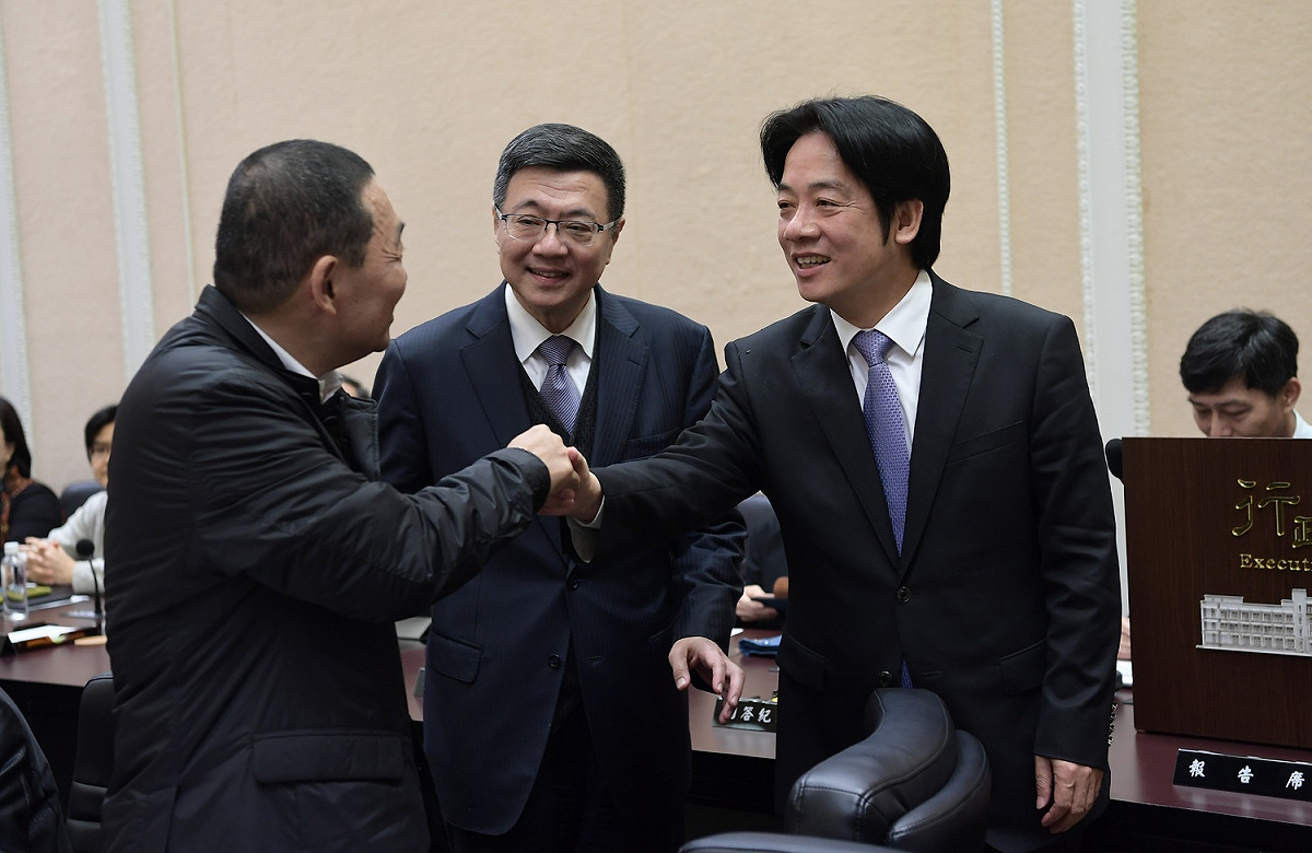 新北市長侯友宜與行政院長賴清德握手，請中央修正財政收支劃分法。 圖 : 行政院／提供