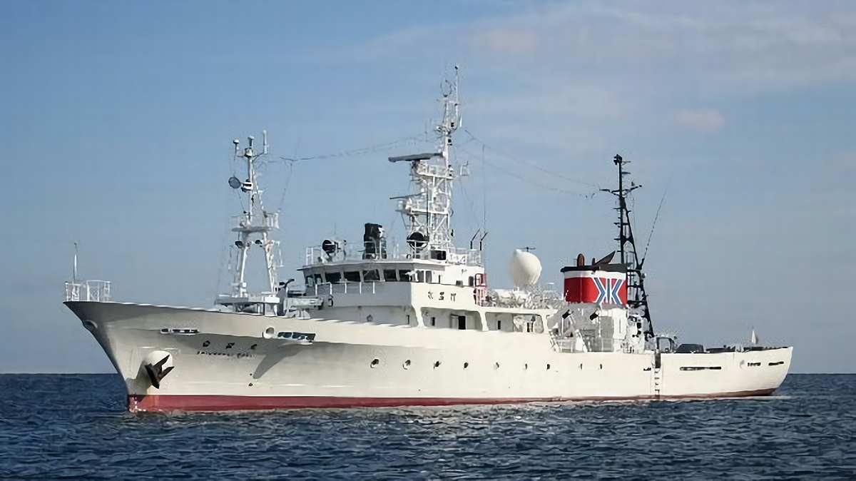 今年大陸漁船涉嫌在日本的專屬經濟海域非法捕魚，遭日本水產廳執法人員攔截並登船檢查，但日執法人員卻被大陸漁船強行載走。 圖 / 翻攝自日本農林水產省官網