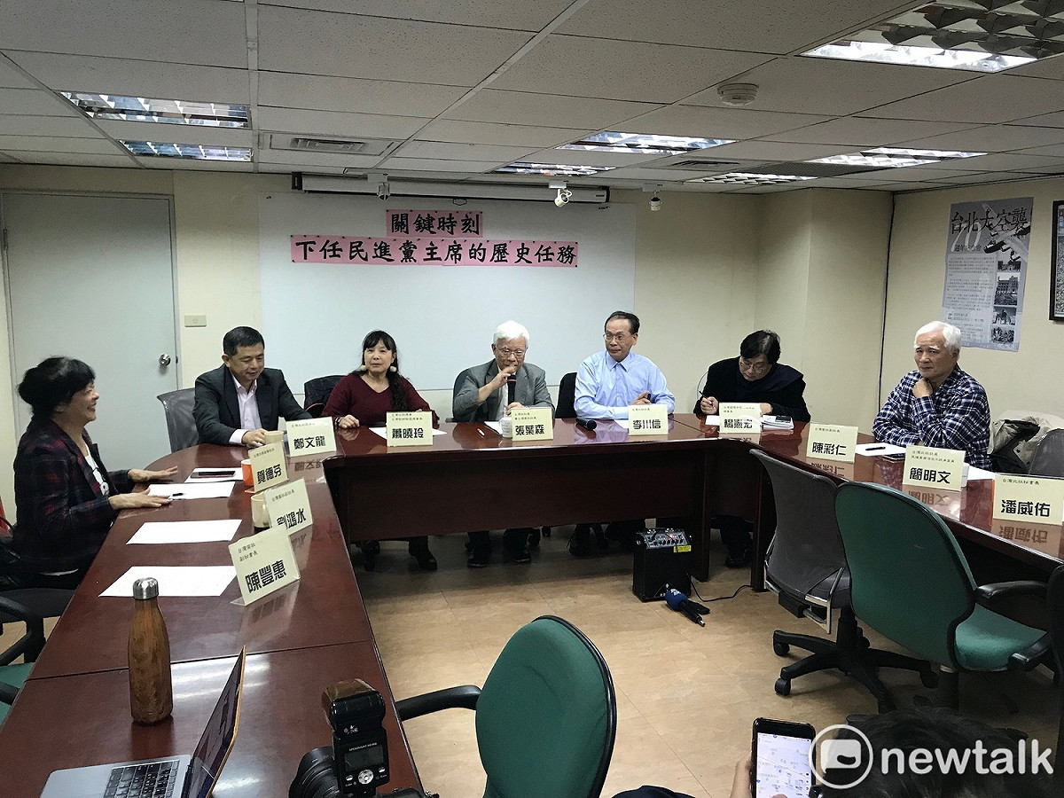 多個獨派本土社團今日召開「關鍵時刻下任民進黨主席的歷史任務」記者會。 圖 : 周煊惠 / 攝