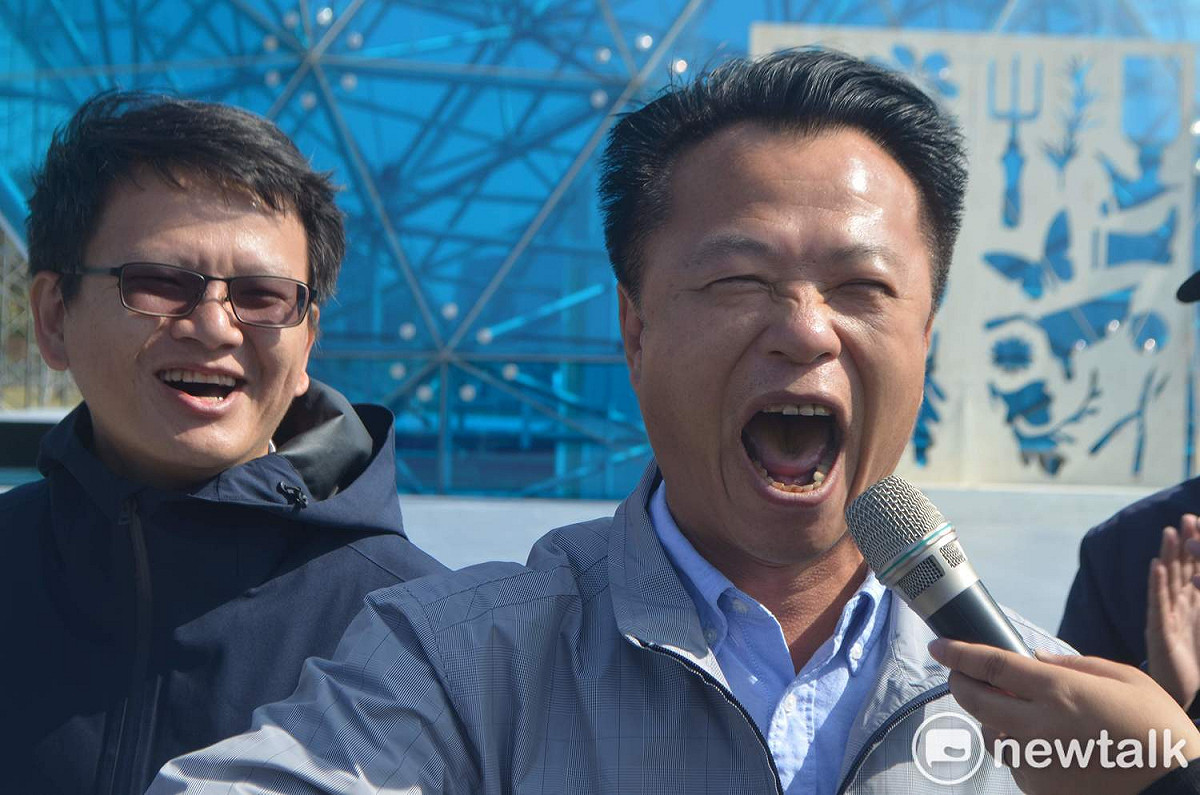 新科嘉義縣長翁章梁大獎抽中嘉義縣民，高興得合不攏嘴。 圖：蔡坤龍/攝