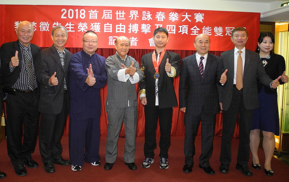 黎懿徵與父親黎璧魁 (左一)，邀兩岸三地詠春拳代表、景文高中校長許勝哲 (左二)、台灣機械工業同業公會理事長柯拔希 (右三)等人士，舉辦「傳統武術和詠春實戰文化產業」探討會。  圖：王峻昌/攝
