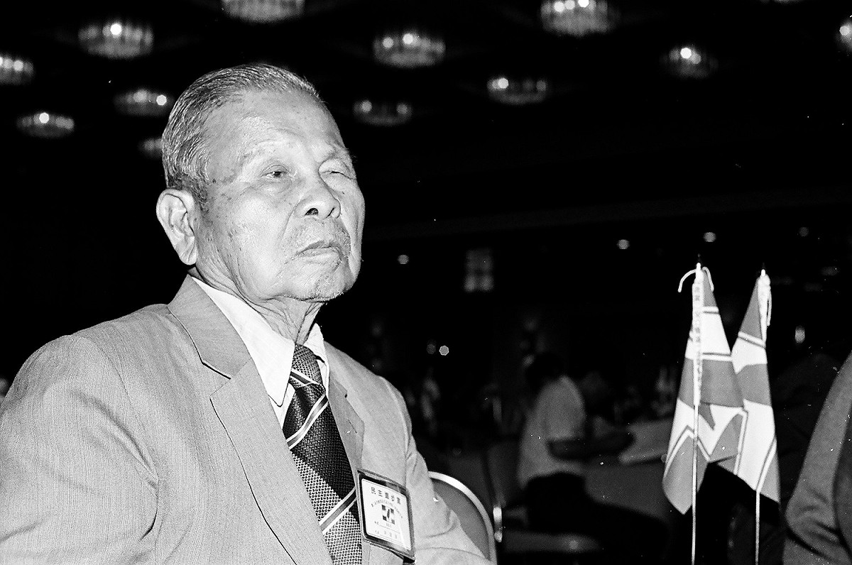 台灣的野生政治家余登發，從政從不高談闊論。余登發老縣長說：「憑良心講話，是非才會分明：憑良心做事，事情才會條條有理。」這是他的執著，在從政時亦然：一聲勤儉，一切以里民優先，疼惜土地，疼惜農民與弱者，是最古典的政治工作者。 圖：邱萬興／攝