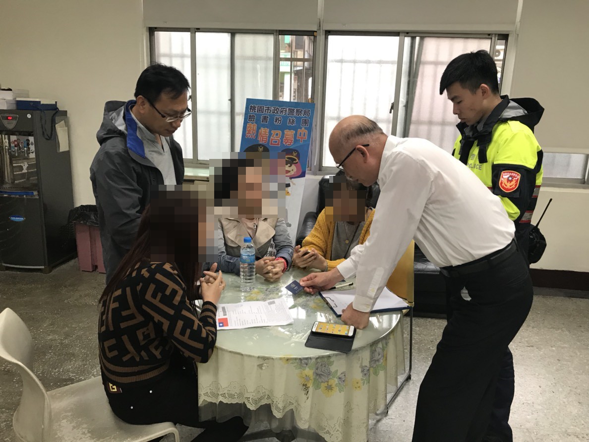 另一名脫團旅客也在警方策動先到案的3人後，說服第4名旅客到警局投案。 圖：中壢分局／提供