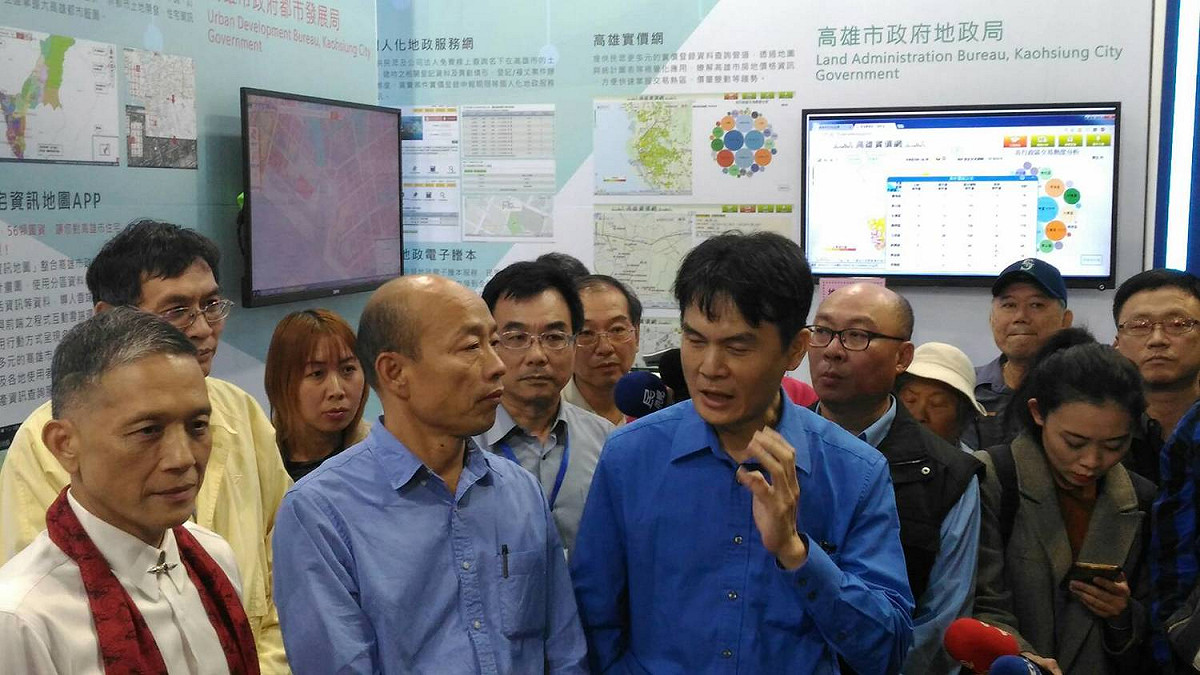 韓國瑜（左二）聽取有關智慧路燈的簡報。 圖：孫家銘/攝