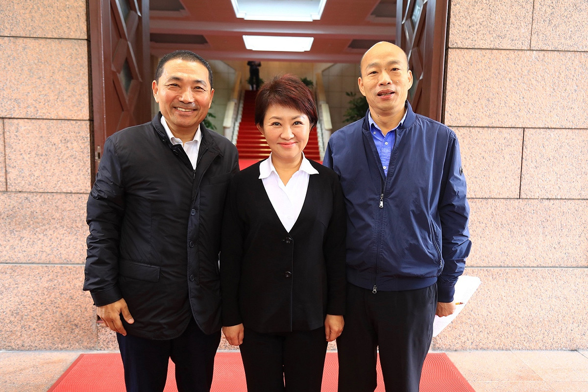 台中市長盧秀燕今日北上出席行政院會針對空汙議題向中央提供建議，會後與新北市長侯友宜、高雄市長韓國瑜合影。 圖：台中市政府新聞局提供