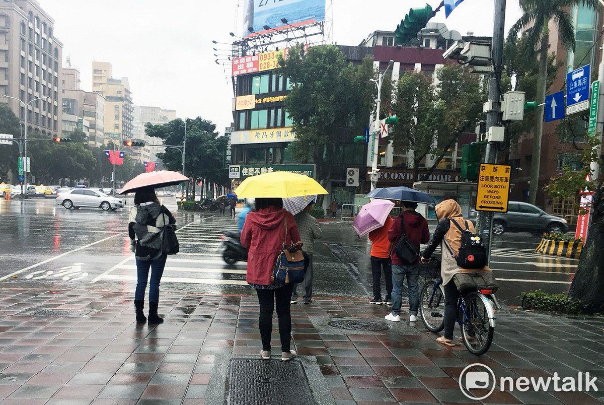 今（28）日持續受到冷氣團影響，迎風面的北部及東半部地區整天雲多、降雨機率高。 圖：陳沛婍／攝影