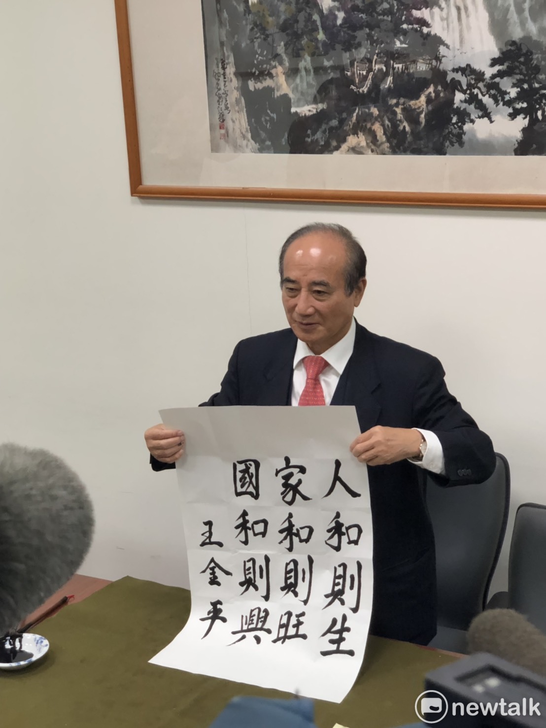 擅長寫書法的前立法院長、不分區立委王金平上午在辦公室寫春聯。 圖：趙婉淳／攝