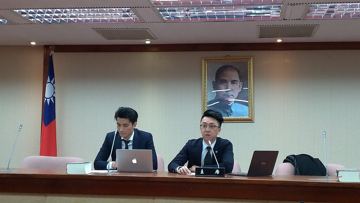 尤振仲在沉默2個月後，委託律師召開記者會。 圖：陳佩君／攝