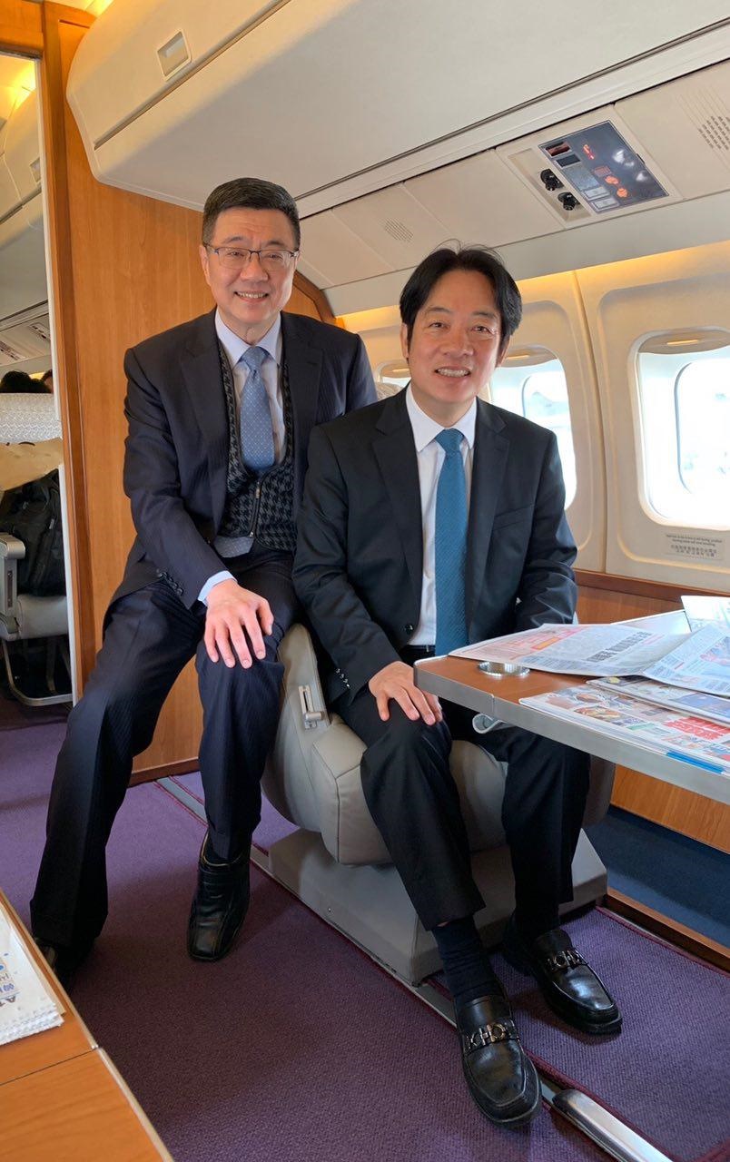 行政院秘書長卓榮泰與院長賴清德搭乘行政專機合照。 圖：卓榮泰臉書