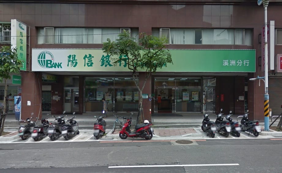 遭歹徒行搶的陽信銀行溪洲分行 圖／翻攝自Google地圖