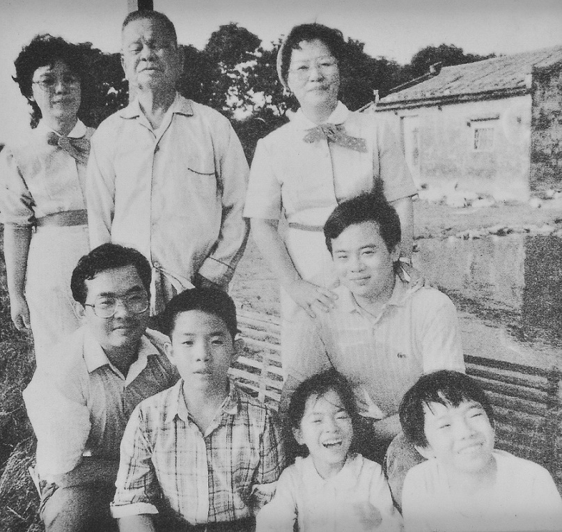 老縣長一家人，祖孫三代默默為台灣這塊土地奉獻，其中心酸有誰能知呢？ 圖：八卦寮文教基金會／提供