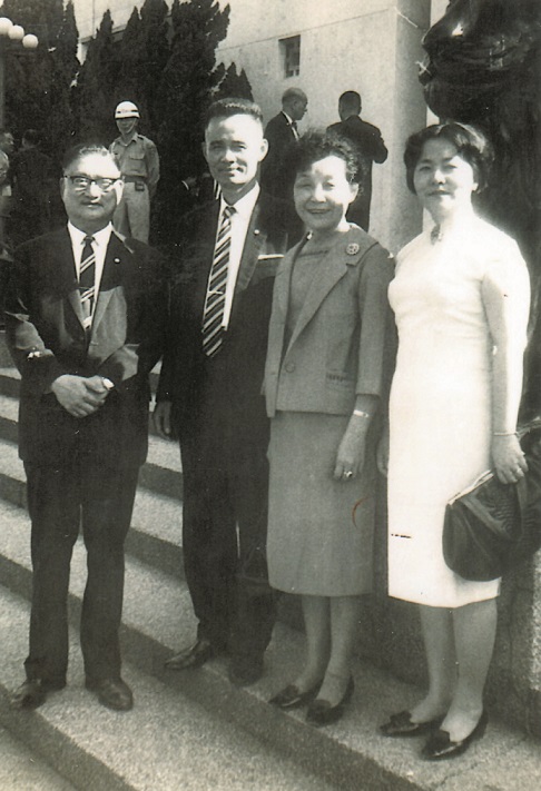 1967年攝於台灣省議會前，郭雨新(左一)李秋遠(左二)許世賢(右二)余陳月瑛(右一)。 圖：八卦寮文教基金會／提供