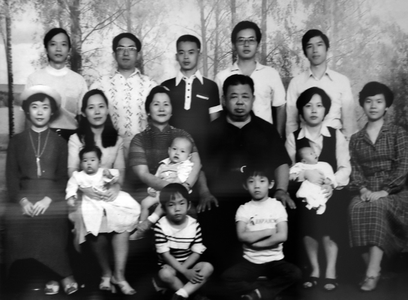 1981年全家福合影，余瑞言與余陳月瑛夫婦、二女兒余玲惠（左一）、長女余玲雅（左二）、三女兒余玲莉（右二）、四女兒余玲敏（右一）。後排站立者：二女婿曾炳憲（後排左一）、長女婿林邦勝（後排左二）、三子余政道（後排左三）、長子余政憲（後排右二）、三女婿曾謀賢（後排右一）、及孫兒們。 圖：八卦寮文教基金會／提供