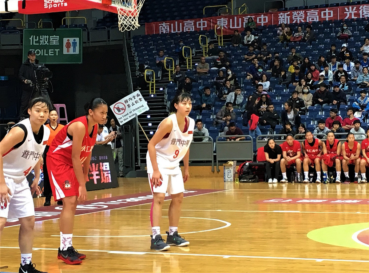 上屆「新人后」永仁高中鄭慧慈(左二)對位普門中學陳芷英(右一)。 圖／鍾東穎攝,2018.12.28