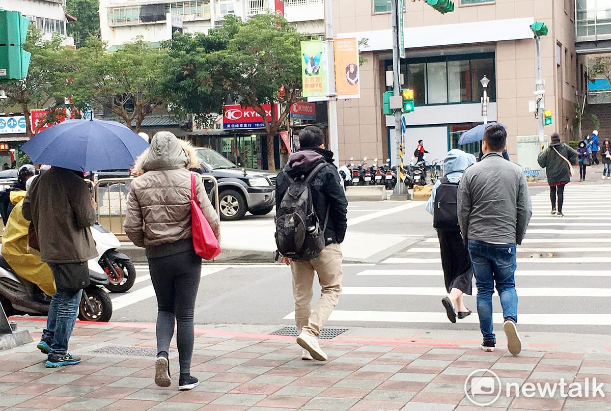 今天（22）北部及宜花一整天較涼，民眾應適時調整穿著。 圖：陳沛婍/攝