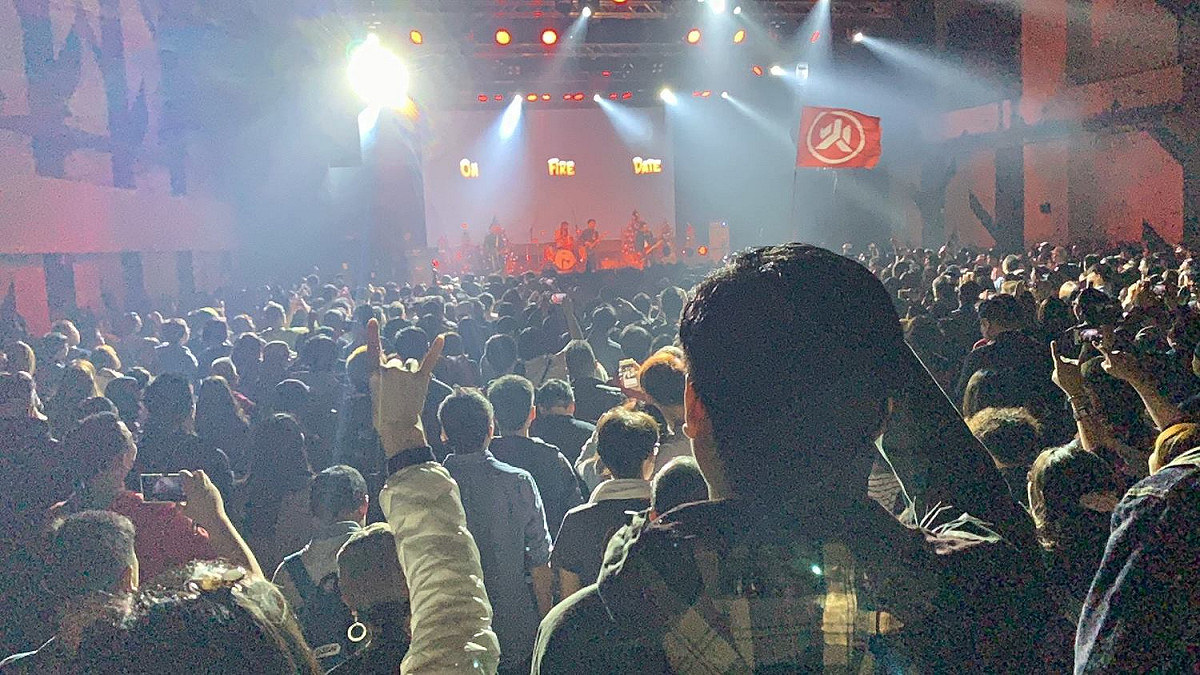 滅火器樂團昨晚在高雄港畔鯨魚型表演空間舉辦演唱會，現場粉絲人山人海，而陳其邁也人群中一起欣賞樂團的演出。 圖：翻攝自陳其邁臉書