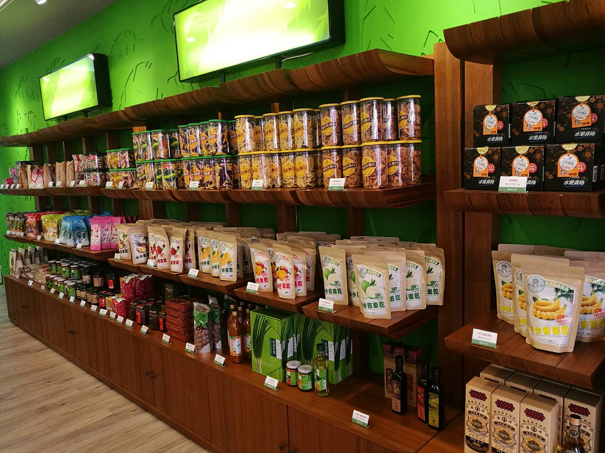 店舖擺滿了在地的農產品。 圖：高雄農業局/提供