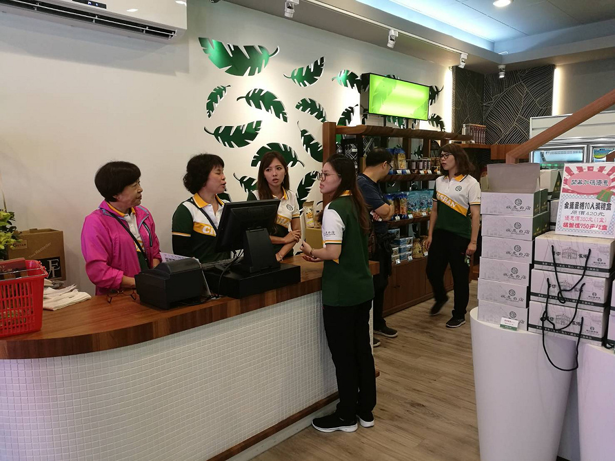 所有工作人員都準備好為前來的旅客服務。 圖：高雄農業局/提供