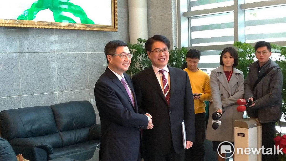 民進黨主席補選今天舉行第一場電視政見會，參選人卓榮泰（左）和游盈隆（右）合影。 圖：陳佩君／攝