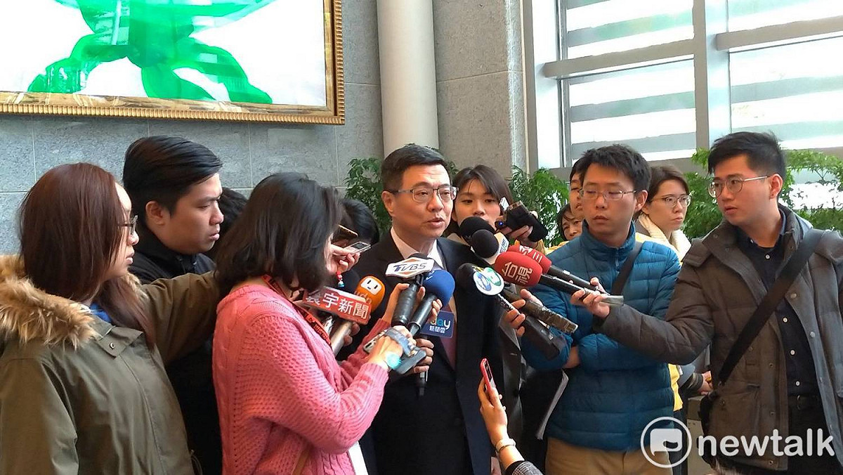 卓榮泰表示，相信黨員知道在此關鍵時刻，怎樣的選擇對黨未來發展是好的，「是要一個人走一百步的孤單，還是一百個人走一步的力量。」 圖：陳佩君／攝