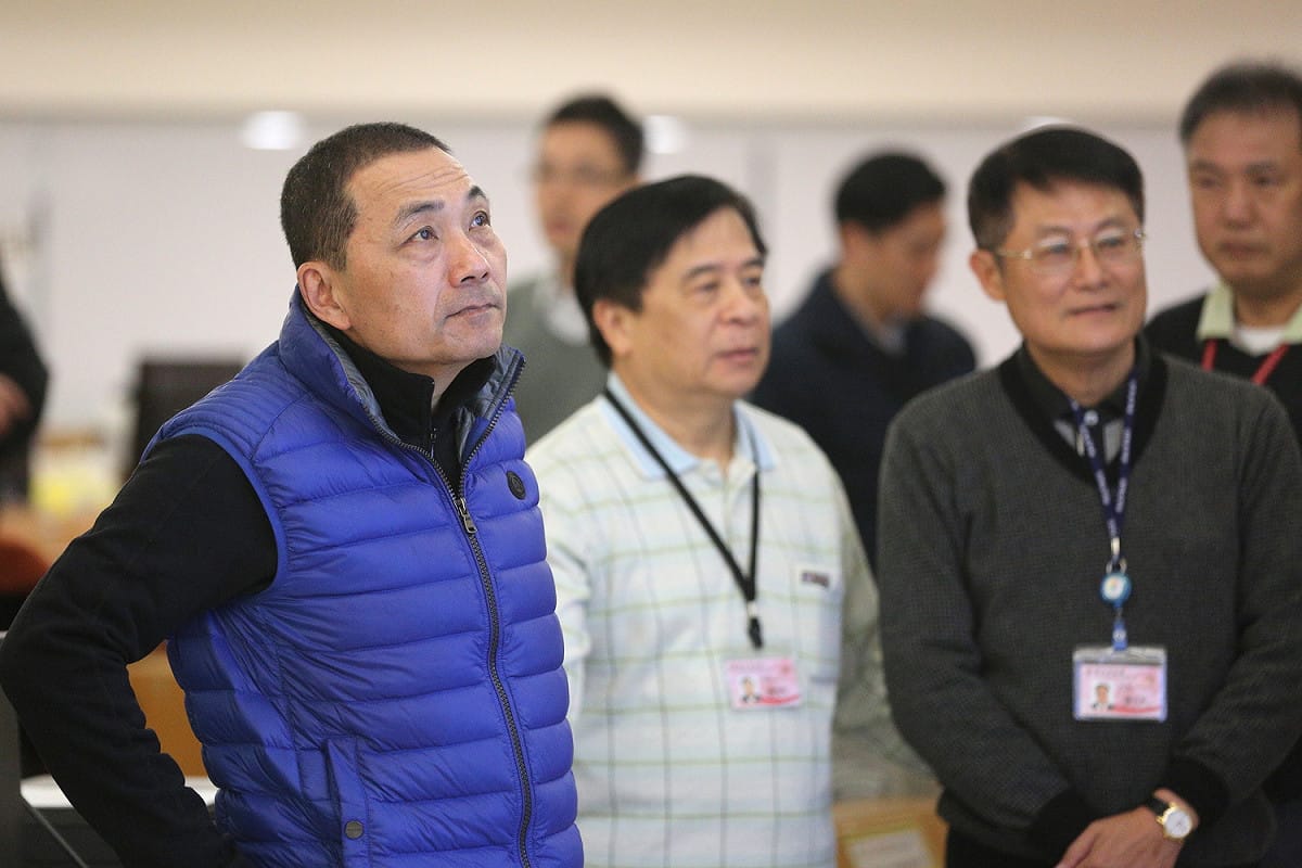 新北市長侯友宜前往交通監控與管理中心視察，關心元旦假期高(快)速道路、風景區周邊交流道與重要幹道交通狀況。 圖：新北市政府/提供