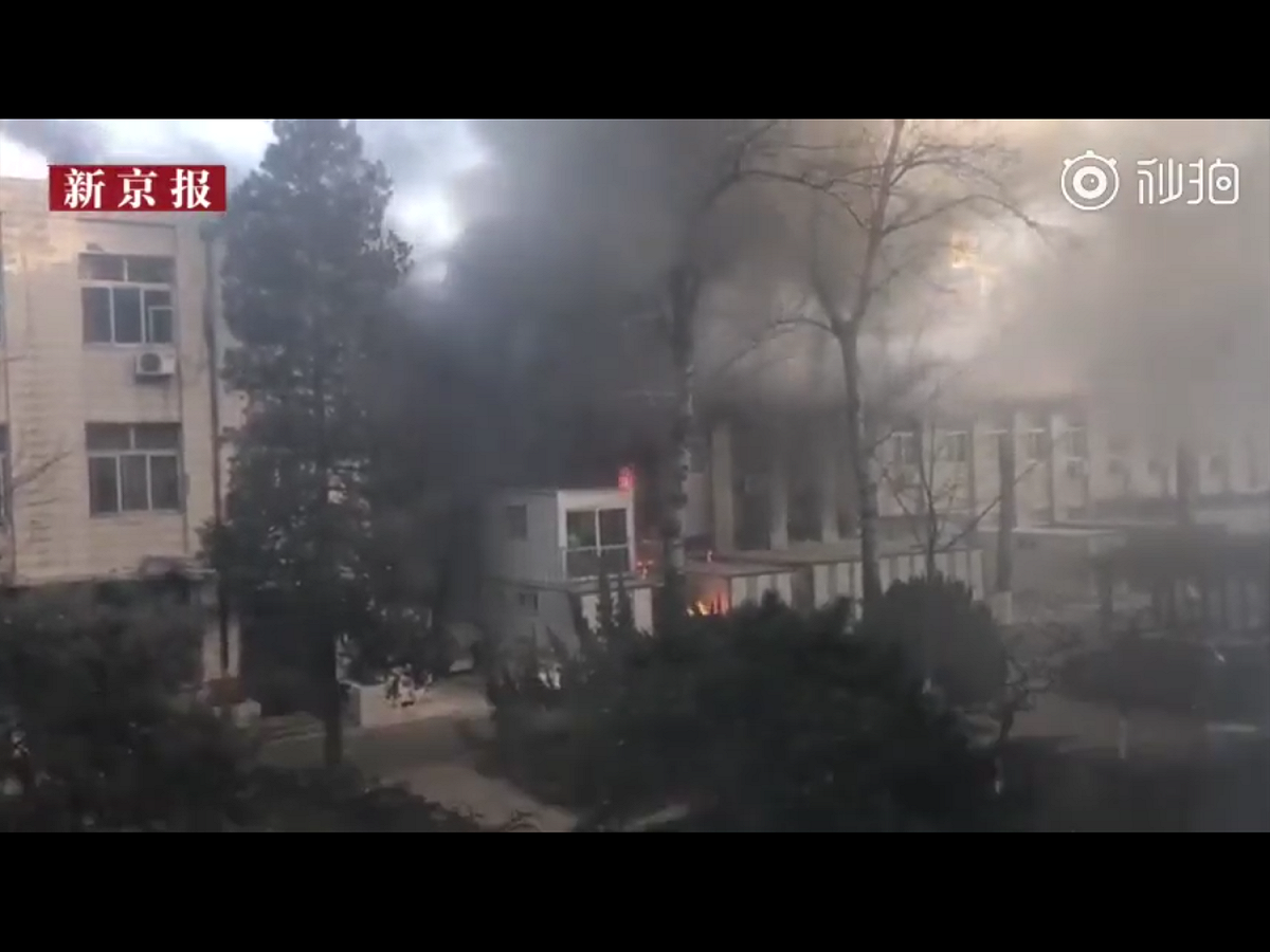 北京交通大學東校區土建學院市政與環境工程實驗室內26日進行垃圾滲濾液汙水處理科研實驗時發生爆炸，3名參與實驗的研究生不幸罹難。 圖：翻攝自Youtube