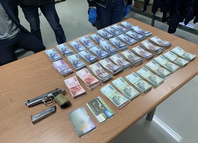 游嫌供稱搶銀行是臨時起意，但為躲避警方緝查，才藉由偷機車及變裝來製造警方偵辦上的「斷點」。游嫌也坦承逃亡過程中因緊張而掉落兩綑各10萬元的鈔票，經清點，銀行遭搶334萬6400元，才一天就僅剩233萬7700元。由於夜間停止偵訊，警方明天才會進行偵訊及移送等作業。 圖：中央社（翻攝畫面）