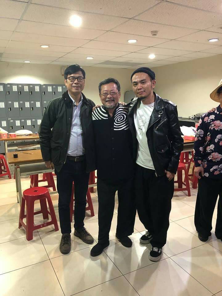 陳其邁(左)在後台與陳明章(中)、楊大正(右)合照。 圖：翻攝自陳其邁臉書