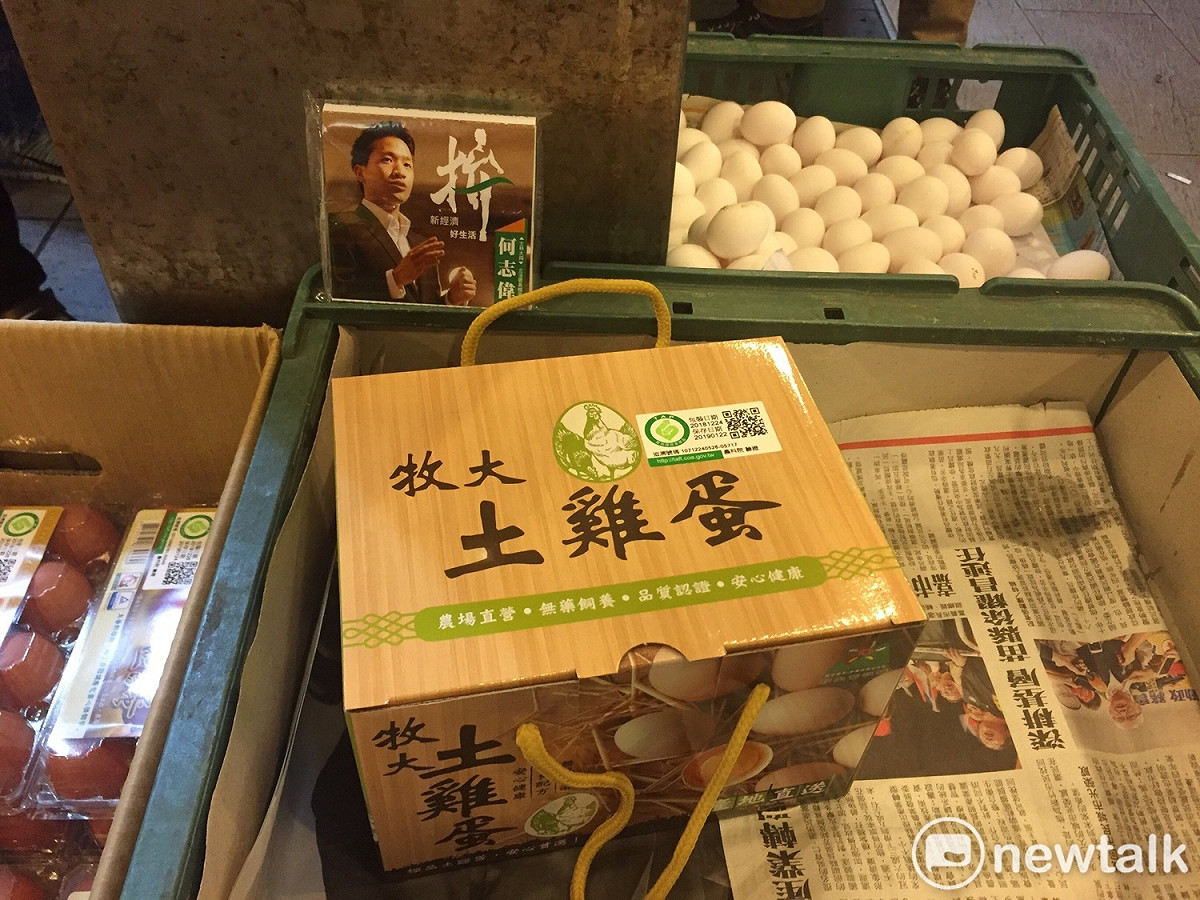 前北市議員何志偉上午到士林市場掃街拜票。 圖：趙婉淳／攝