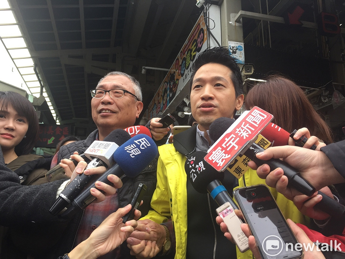 前北市議員何志偉上午到士林市場掃街拜票。 圖：趙婉淳／攝