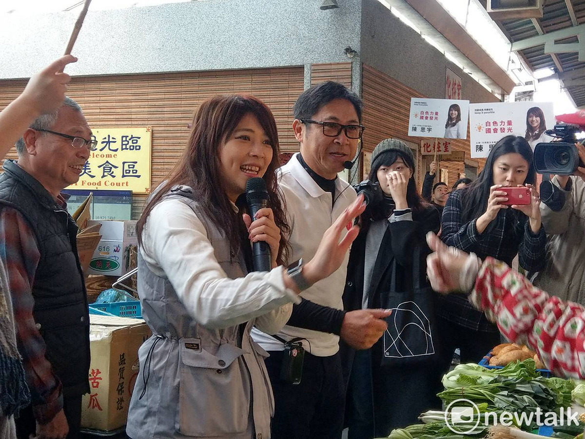 民眾黨士林北投市議員參選人陳思宇及父親、北市議員陳建銘。