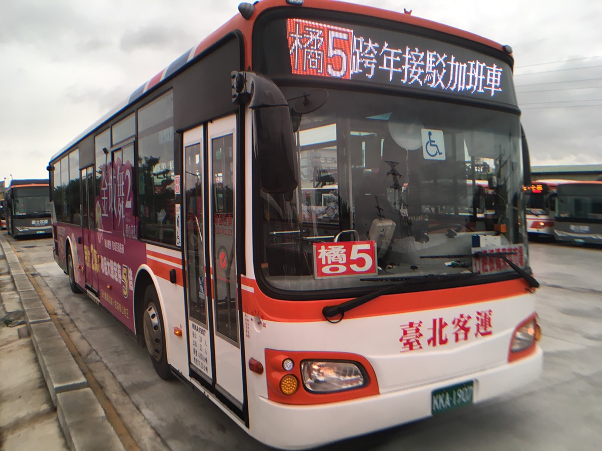 配合跨年活動，新北公車自22時起與捷運站銜接的快速公車、市區公車將加密公車班次，且延後至1時發末班車。 圖：新北市交通局／提供