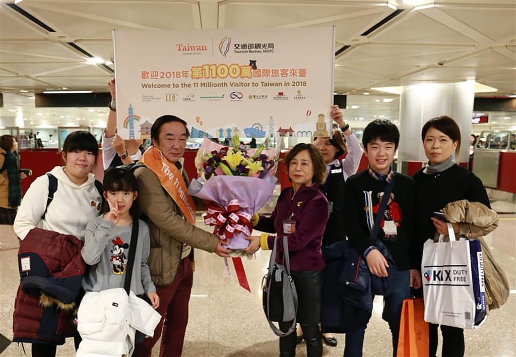 圖說：今（107）年第1100萬來台觀光客，於今日中午現身桃園國際機場 圖：截自觀光局長周永暉臉書