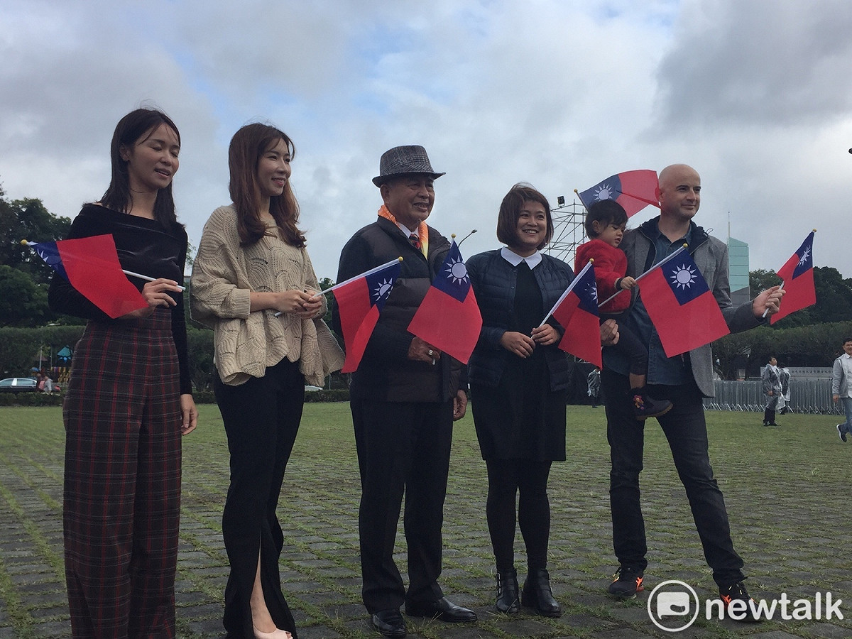 108年元旦升旗典禮委由中華民國工業區廠商聯合總會主辦，理事長秦嘉鴻（左三），國歌領唱人吳鳳（右一）、緬甸華僑楊萬利（右二）、新住民陳玉水（左二）參加總彩排。 圖：趙婉淳／攝