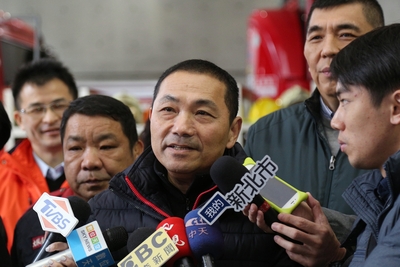 新北市長侯友宜（中）上任後密集訪視各機關，對於媒 體詢問台北市長柯文哲擬到高雄拜訪高雄市長韓國瑜一 事，他30日表示，「我不太在乎誰會誰，我在乎的是， 我要跟市民相會」。 圖：中央社