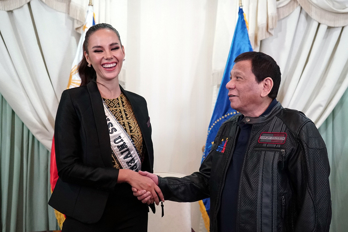 杜特蒂（Rodrigo Duterte）關於女性的發言經常引發外界譁然，例如他把性侵當笑話，還將通姦拿來吹噓。圖為12月20日，杜特蒂在馬拉坎南宮接見了2018年剛出爐的環球小姐卡特麗安娜·格雷（Catriona Gray）。格雷的父親是蘇格蘭裔澳洲人，母親則來自菲律賓阿爾拜省，她擁有澳洲和菲律賓雙重國籍。 圖：達志影像/美聯社