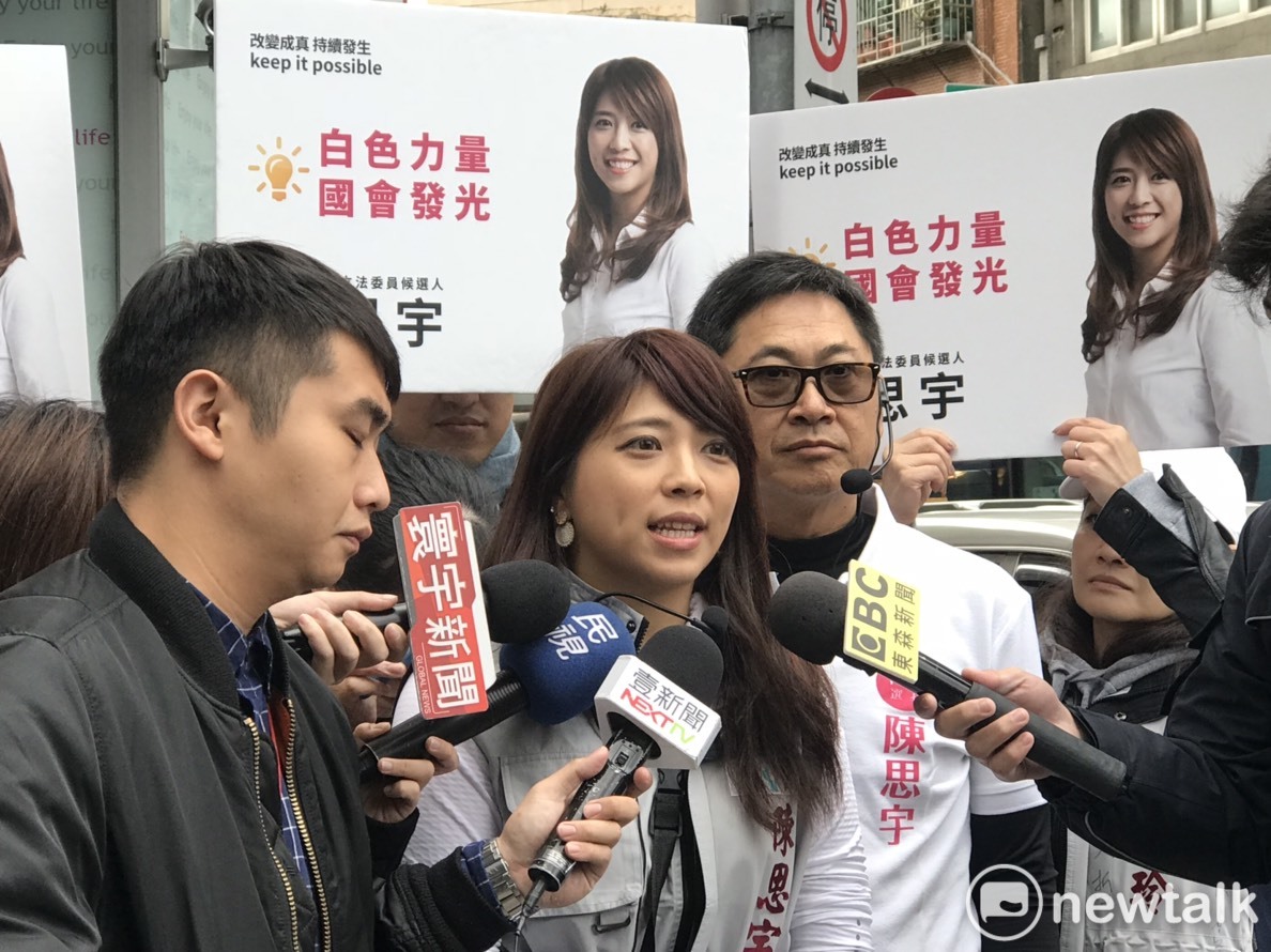 議員陳建銘（右）愛女心切，頻為女兒、立委參選人陳思宇（中）槓上民進黨立委參選人何志偉。 圖：陳思宇競選辦公室 / 提供