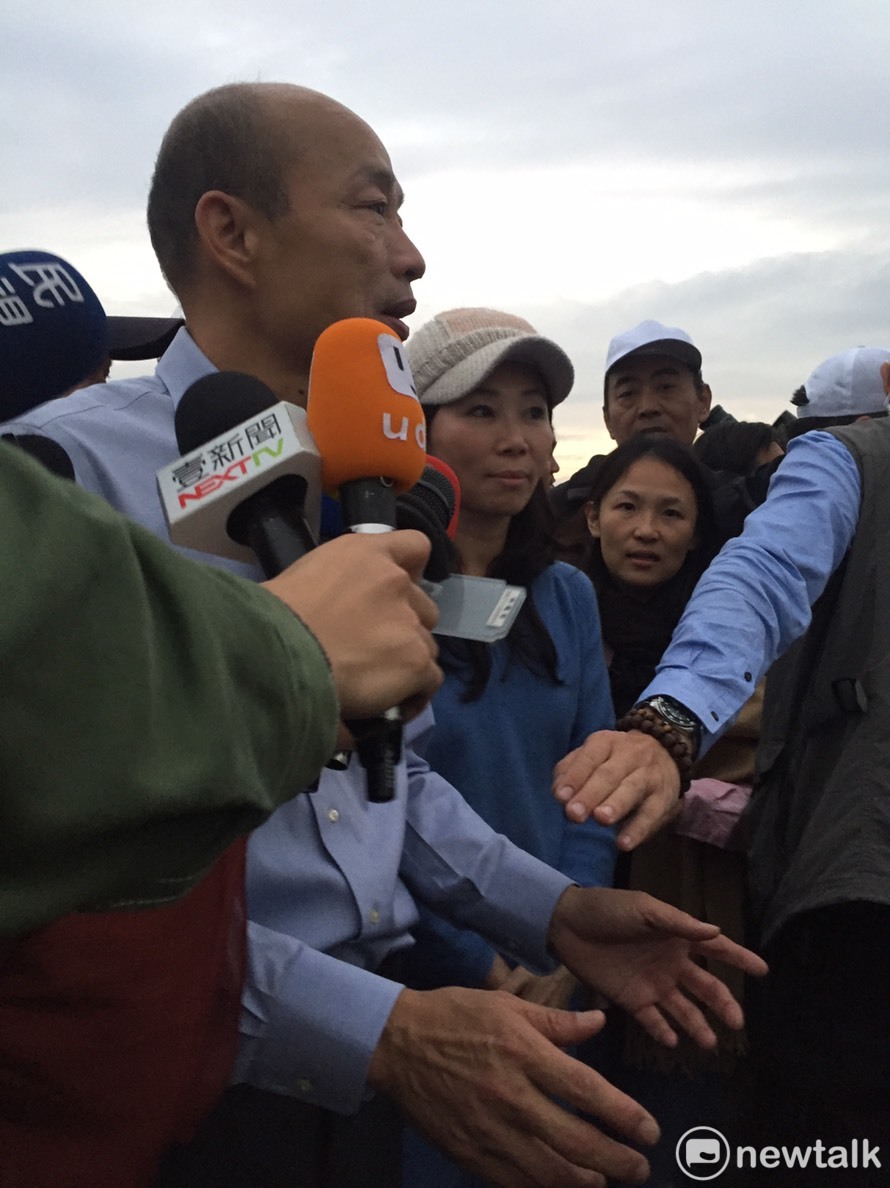 韓國瑜和李佳芬在在重重包圍中抵達西子灣觀景台。 圖：孫家銘／攝