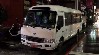 基隆長庚醫院外聘接駁車司機的38歲張姓男子，12月31日深夜11時許，載著包括女友在內共7名乘客前往基隆長庚醫院途中，疑似情緒不穩將車開上國道3號匝道，把女友推開後從匝道縱身跳下，經送醫搶救後傷重不治。 圖：中央社