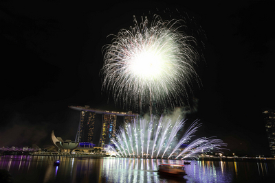 新加坡濱海灣區慶祝跨年，不僅在倒數聲中送走2018年，隨即施放的精彩煙火秀也迎接2019年到來，現場氣氛超嗨。 圖：中央社