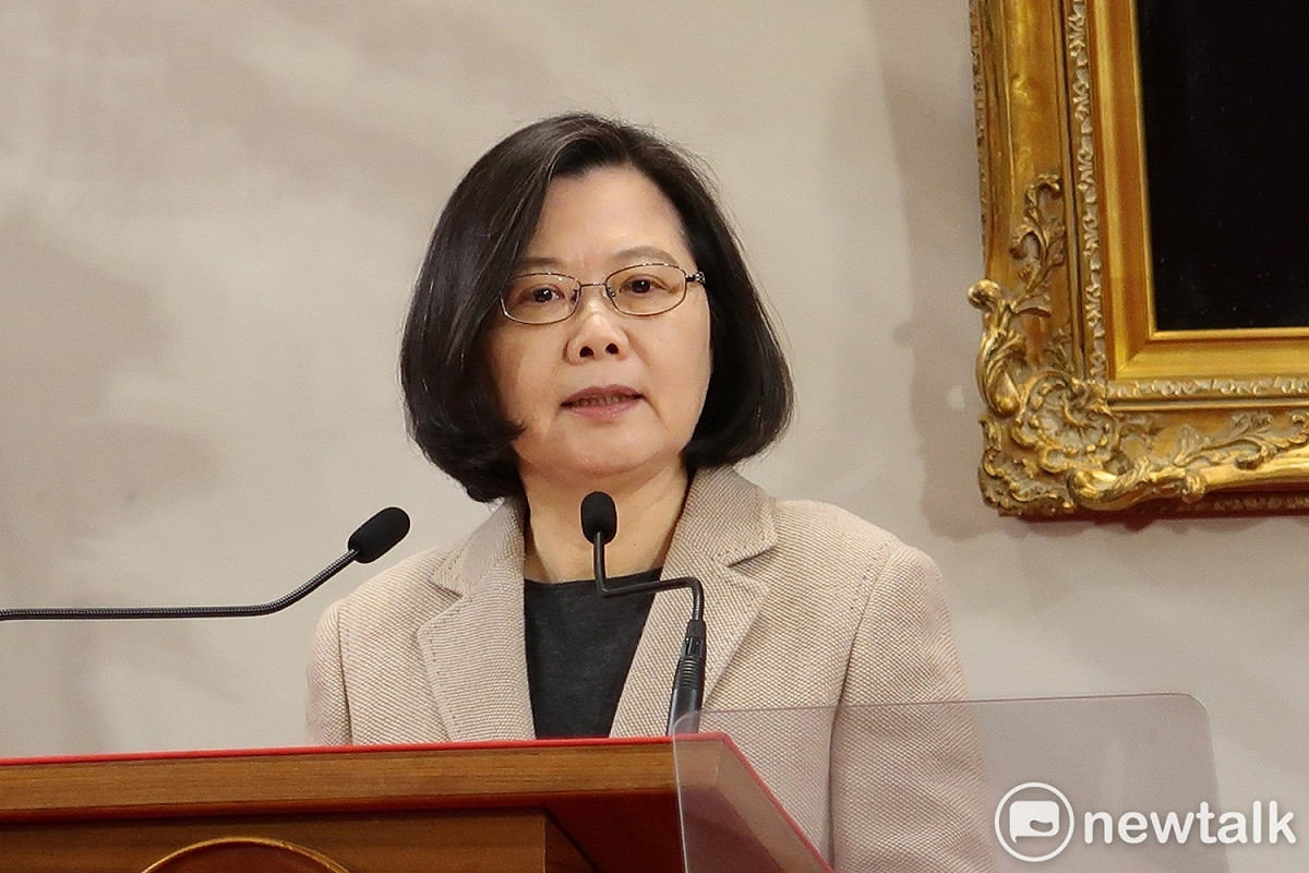 總統蔡英文1日在總統府發表元旦談話，針對兩岸關係提出「四個必須」以及建構「三道防護網」。 圖：林朝億/攝（資料照片）