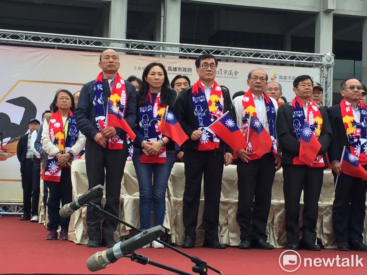 高雄市長韓國瑜(前排左一)與李佳芬(左二)及市府團隊一起參加升旗。 圖：孫家銘/攝