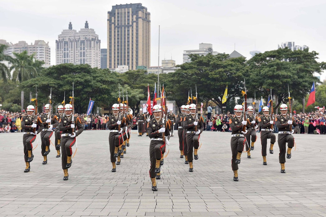 今年高雄元旦升旗加碼請來海軍陸戰隊樂儀隊表演。 圖：高雄市新聞局提供