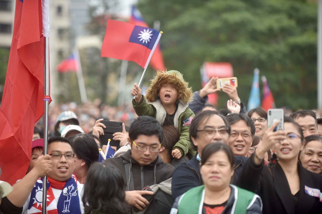 小朋友不畏低溫，跟著大人一起參加元旦升旗。 圖：高雄市新聞局提供（資料照）