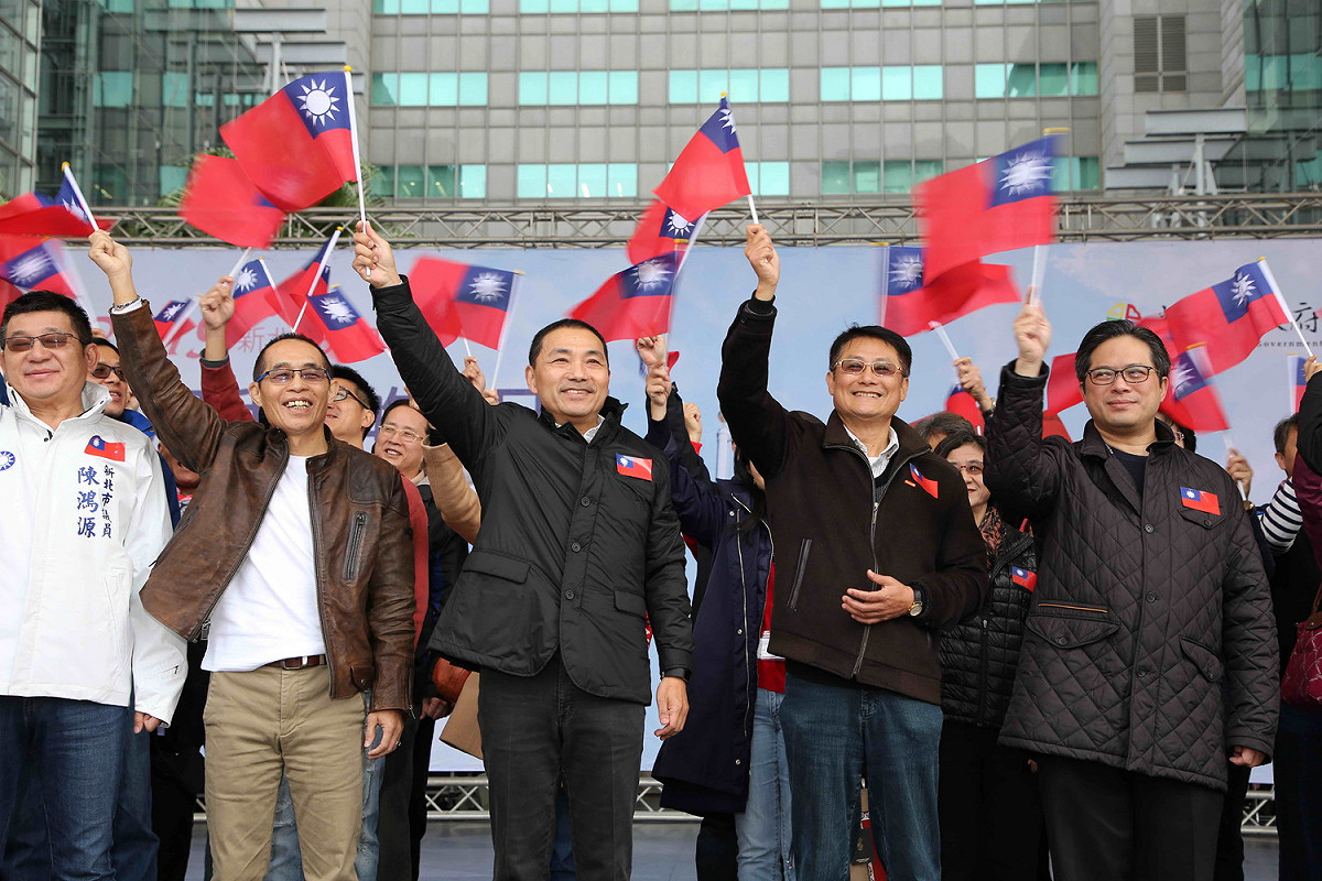 新北市政府108年元旦升旗典禮今 (1)日在市民廣場舉辦，市長侯友宜（中）率市府團隊及副議長陳鴻源（左一）等人一起參加。  圖：新北市民政局提供