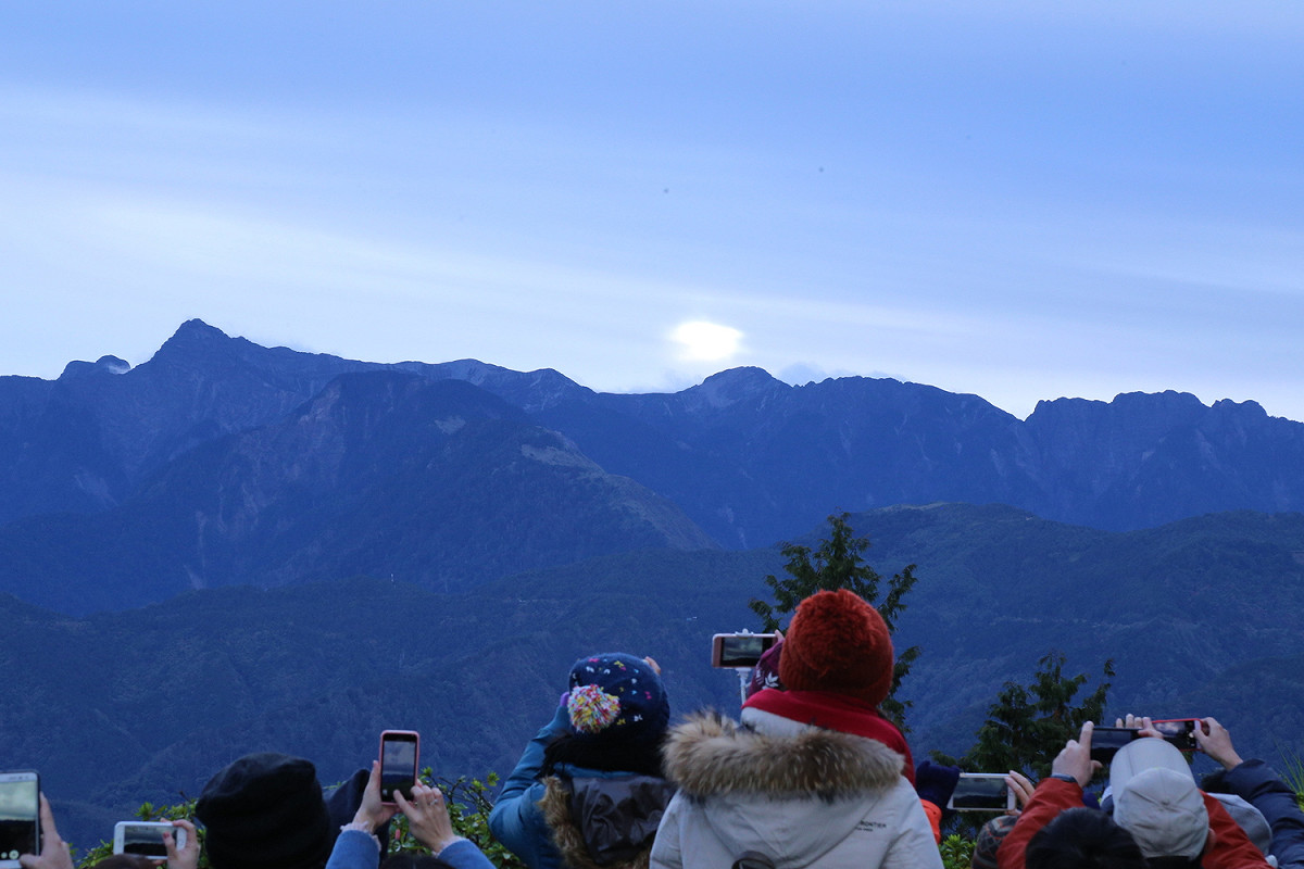 由於雲層太厚，阿里山2019年第一道曙光，只露臉10幾秒。 圖：嘉義縣政府提供