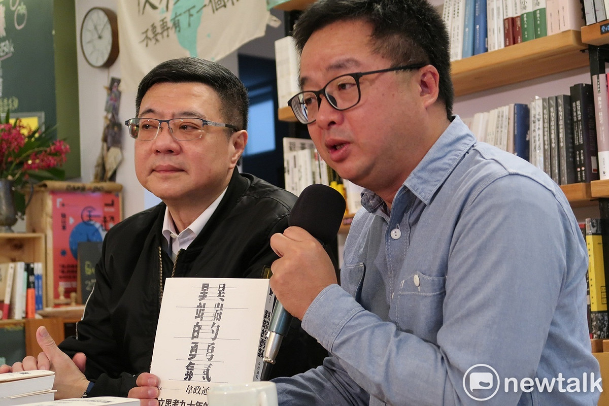 水牛出版社社長羅文嘉1日贈送民進黨主席候選人卓榮泰韋政通的新書。 圖：林朝億/攝